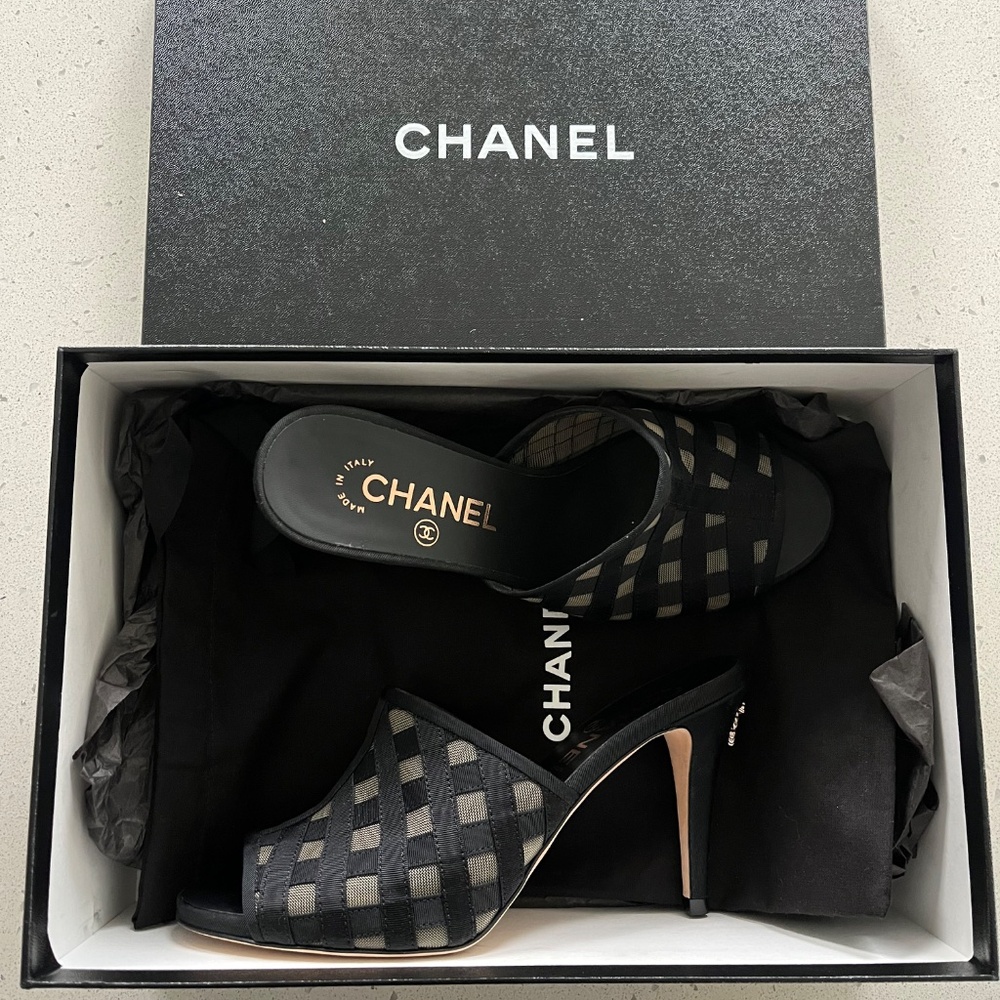 Authentic Chanel heels - Picture 5 of 15